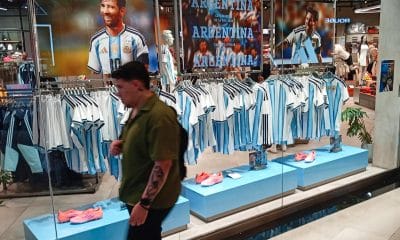 Una persona camina frente a una vitrina con camisetas de la selección de fútbol Argentina en el centro de Buenos Aires (Argentina). EFE/ Matias Martin Campaya