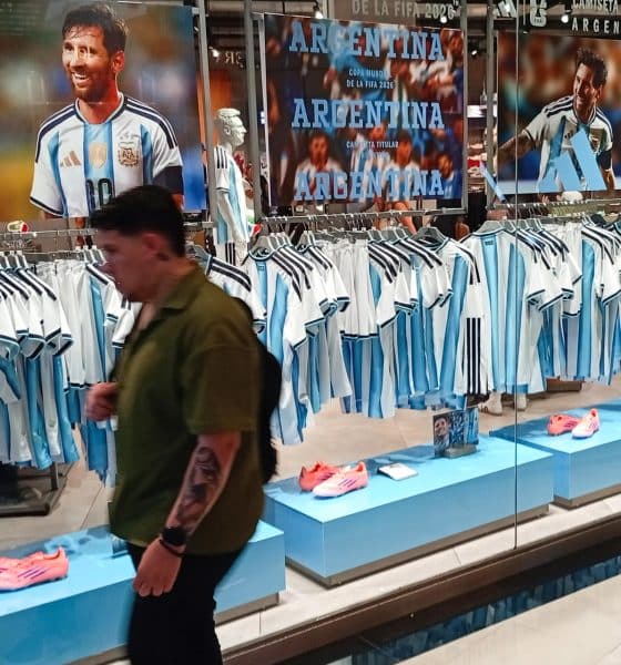 Una persona camina frente a una vitrina con camisetas de la selección de fútbol Argentina en el centro de Buenos Aires (Argentina). EFE/ Matias Martin Campaya