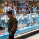 Una persona camina frente a una vitrina con camisetas de la selección de fútbol Argentina en el centro de Buenos Aires (Argentina). EFE/ Matias Martin Campaya