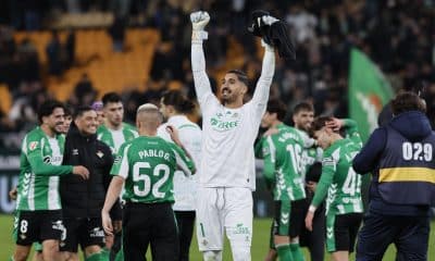 Los jugadores del Betis celebran la victoria, al término del partido de LaLiga EA Sports que Real Betis y Villarreal CF han disputado en el estadio de La Cartuja, en Sevilla. EFE/José Manuel Vidal