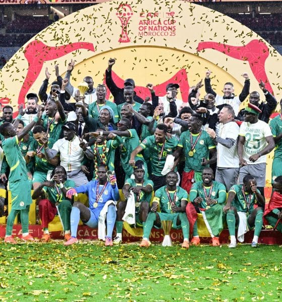 Los jugadores de Senegal celebran tras conquistar la Copa África en Rabat. (Marruecos) EFE/EPA/JALAL MORCHIDI