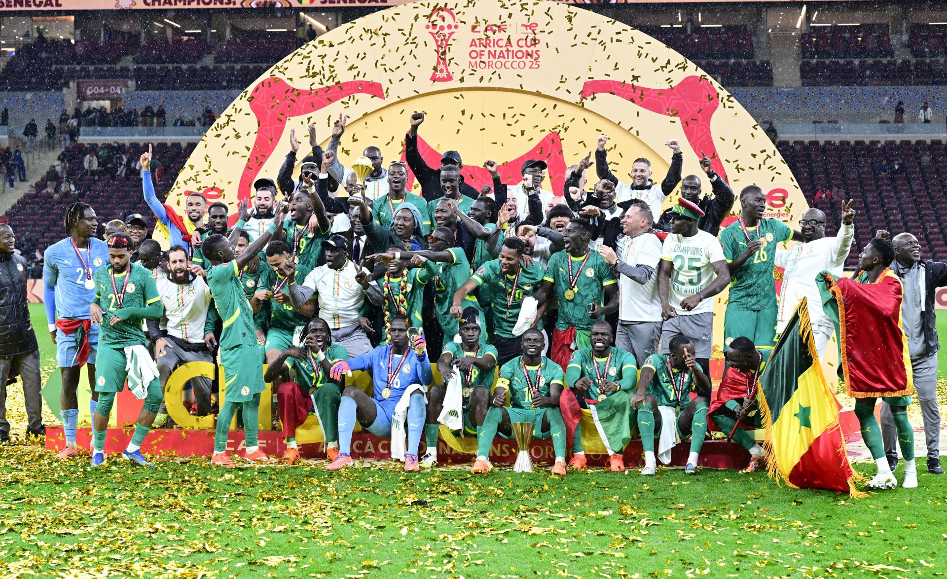 Los jugadores de Senegal celebran tras conquistar la Copa África en Rabat. (Marruecos) EFE/EPA/JALAL MORCHIDI
