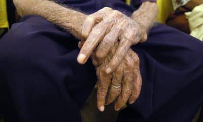 En la imagen de archivo, detalle de las manos de Ignacio Cubillas, de 106 años, perteneciente al "Club de los 120 años" durante su participación junto a otros ancianos centenarios en una reunión celebrada en un hotel de La Habana (Cuba). EFE/Alejandro Ernesto