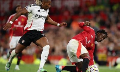 Foto de archivo de Adama Traore (i), con el Fulham, durante un partido ante el Manchester United. EFE/EPA/ADAM VAUGHAN