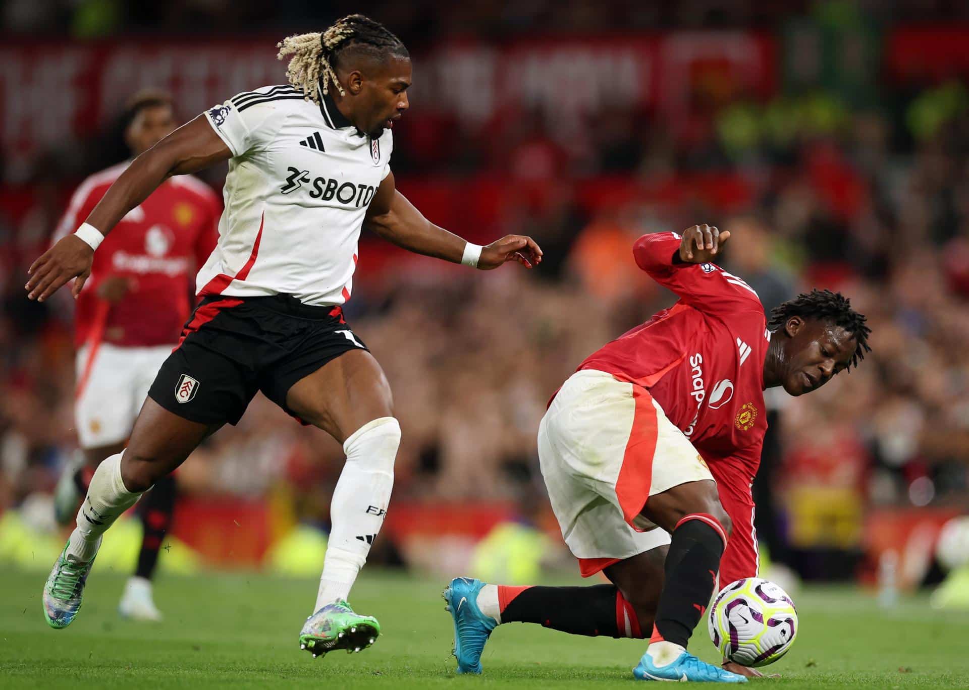 Foto de archivo de Adama Traore (i), con el Fulham, durante un partido ante el Manchester United. EFE/EPA/ADAM VAUGHAN