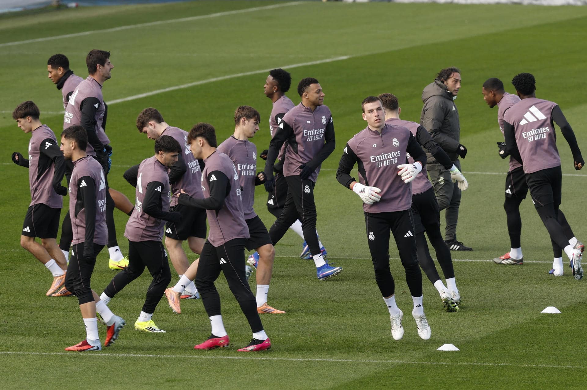 Los jugadores del RFeal Madrid durante el entrenamiento del equipo en la Ciudad Deportiva de Valdebebas en Madrid este viernes para preparar su enfrentamiento liguero ante el Villarreal. EFE/JJ Guillén