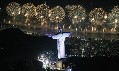 AME1403. RÍO DE JANEIRO (BRASIL), 31/12/2025.- Fotografía cedida por la Alcaldía de Río de Janeiro que muestra el monumento del Cristo Redentor y fuegos artificiales sobre la playa de Copacabana este miércoles, en Río de Janeiro (Brasil). Además del espectáculo pirotécnico, las celebraciones de Año Nuevo en Río incluyen espectáculos de drones y diversos artistas en escenarios a lo largo de todo el litoral carioca. EFE/ Alcaldía de Río de Janeiro  /SOLO USO EDITORIAL/NO VENTAS/SOLO DISPONIBLE PARA ILUSTRAR LA NOTICIA QUE ACOMPAÑA (CRÉDITO OBLIGATORIO)