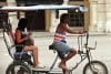 Personas se transportan en una bicicleta este lunes, en La Habana (Cuba). EFE/ Ernesto Mastrascusa
