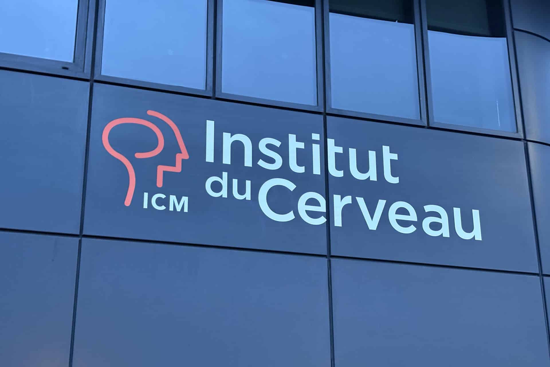 Logo del Instituto del Cerebro de París (ICM) en su fachada, donde se celebra el primer foro internacional de la Salud Cerebral. EFE/POL LLOBERAS CARDONA