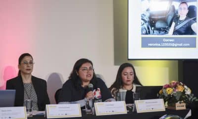 La representante del colectivo Lady Drivers, Verónica Álvarez (i); la representante del colectivo Hermandad Delivery, Frida Villegas (c); y la coordinadora de Estrategia de Justicia Laboral de Oxfam México, Marianela Fernández (d), participan en una rueda de prensa este jueves, en Ciudad de México (México). EFE/ José Méndez