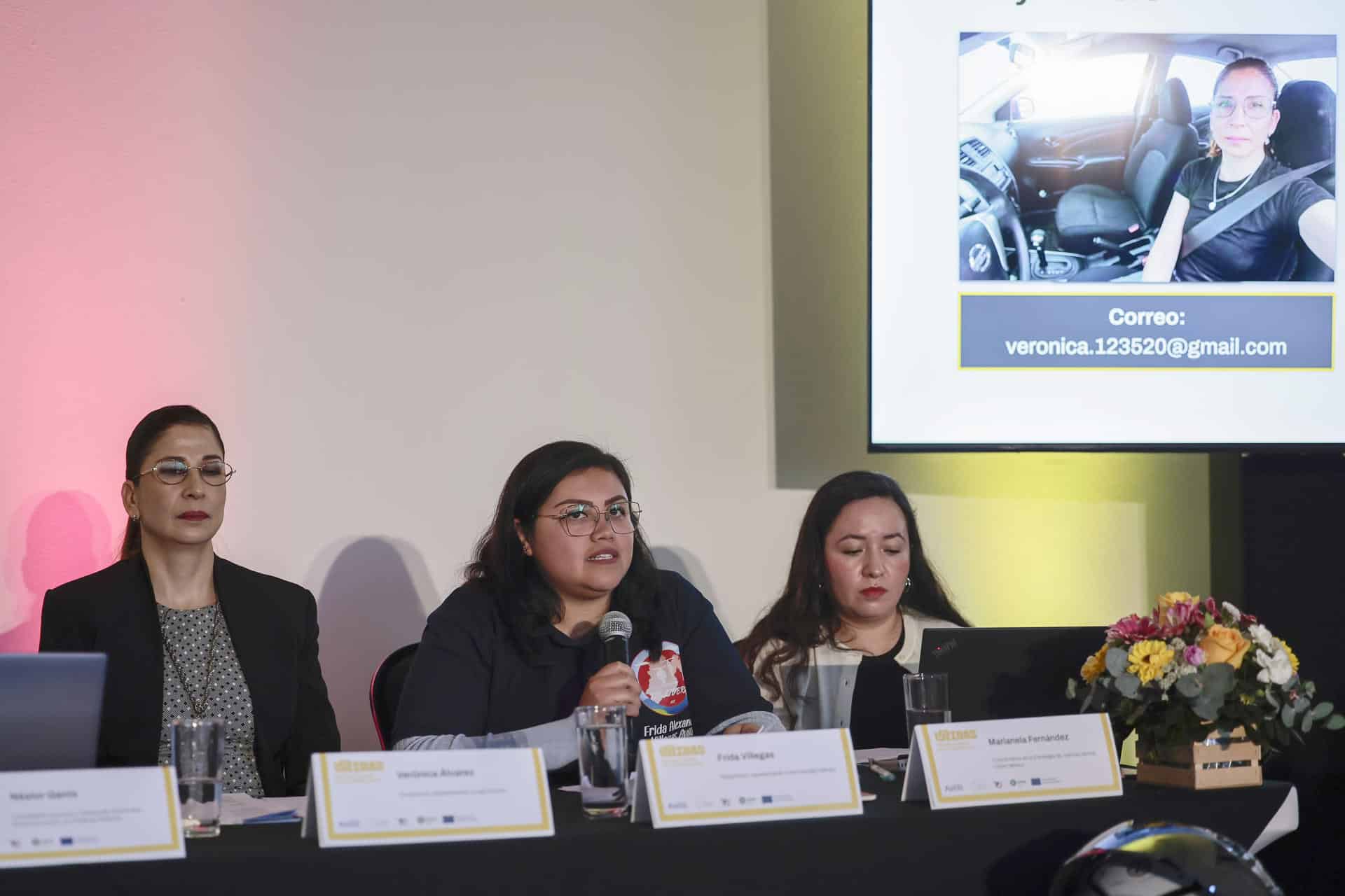 La representante del colectivo Lady Drivers, Verónica Álvarez (i); la representante del colectivo Hermandad Delivery, Frida Villegas (c); y la coordinadora de Estrategia de Justicia Laboral de Oxfam México, Marianela Fernández (d), participan en una rueda de prensa este jueves, en Ciudad de México (México). EFE/ José Méndez