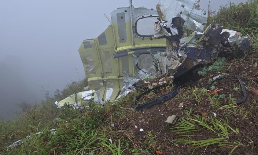 Fotografía cedida por la Agencia Nacional de Búsqueda y Rescate de Indonesia (Basarnas) muestra los restos de una aeronave encontrados durante una operación de búsqueda y rescate en Maros, Sulawesi del Sur, Indonesia. EFE/Basarnas