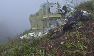 Fotografía cedida por la Agencia Nacional de Búsqueda y Rescate de Indonesia (Basarnas) muestra los restos de una aeronave encontrados durante una operación de búsqueda y rescate en Maros, Sulawesi del Sur, Indonesia. EFE/Basarnas