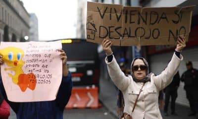 Personas sostienen pancartas este lunes, durante una protesta frente a la Suprema Corte de Justicia en Ciudad de México (México). EFE/ Sáshenka Gutiérrez