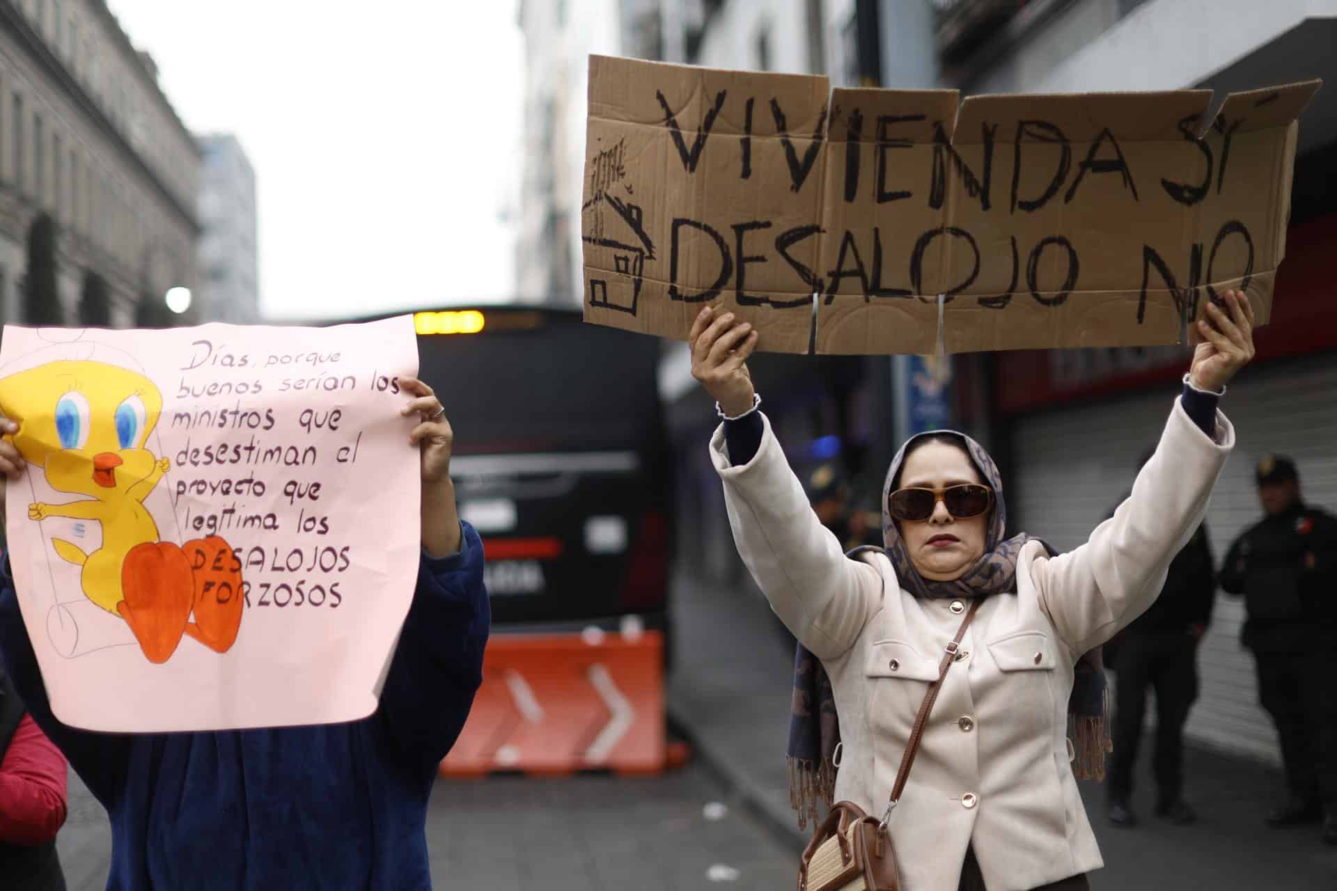 Personas sostienen pancartas este lunes, durante una protesta frente a la Suprema Corte de Justicia en Ciudad de México (México). EFE/ Sáshenka Gutiérrez