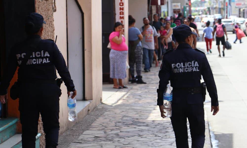 Policías municipales patrullan las calles del estado de México. Imagen de archivo. EFE/Juan Manuel Blanco