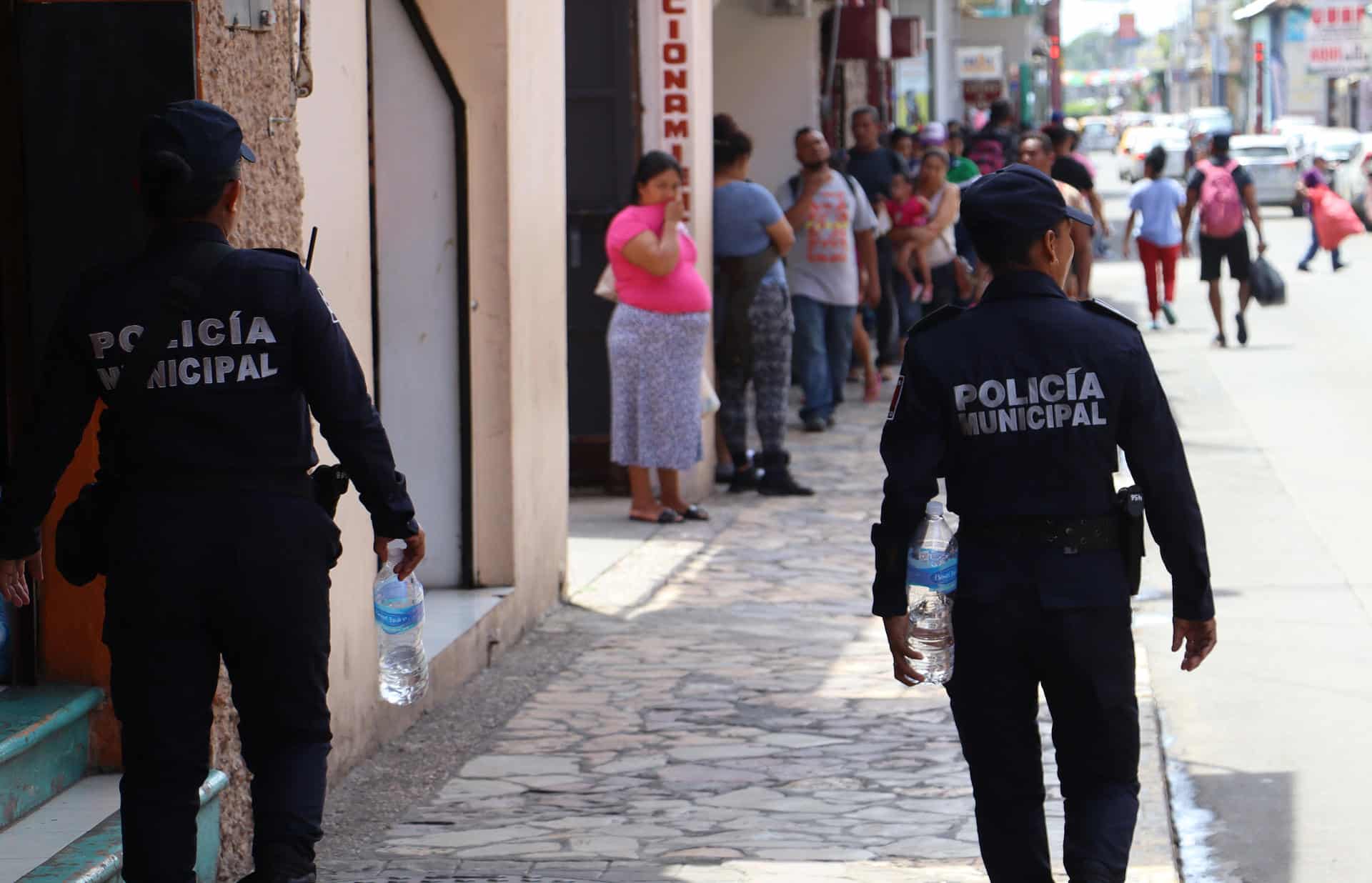Policías municipales patrullan las calles del estado de México. Imagen de archivo. EFE/Juan Manuel Blanco