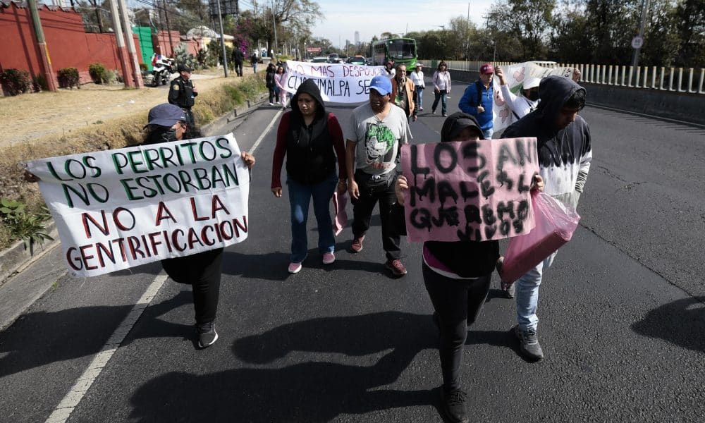 Personas sostienen carteles durante una protesta este sábado, en Ciudad de México (México). EFE/ José Méndez