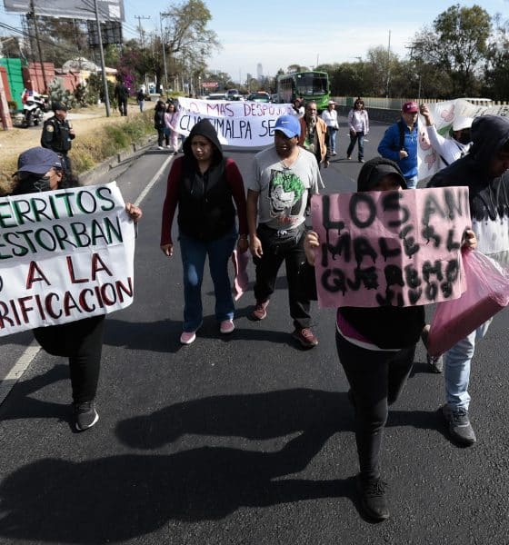 Personas sostienen carteles durante una protesta este sábado, en Ciudad de México (México). EFE/ José Méndez