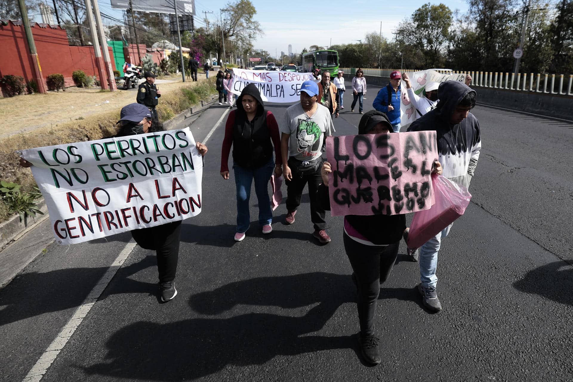 Personas sostienen carteles durante una protesta este sábado, en Ciudad de México (México). EFE/ José Méndez