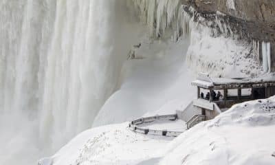 Fotografía que muestra la base de las Cataratas del Niágara congelada en su parte canadiense este sábado, en Ontario (Canadá). EFE/ Julio Cesar Rivas