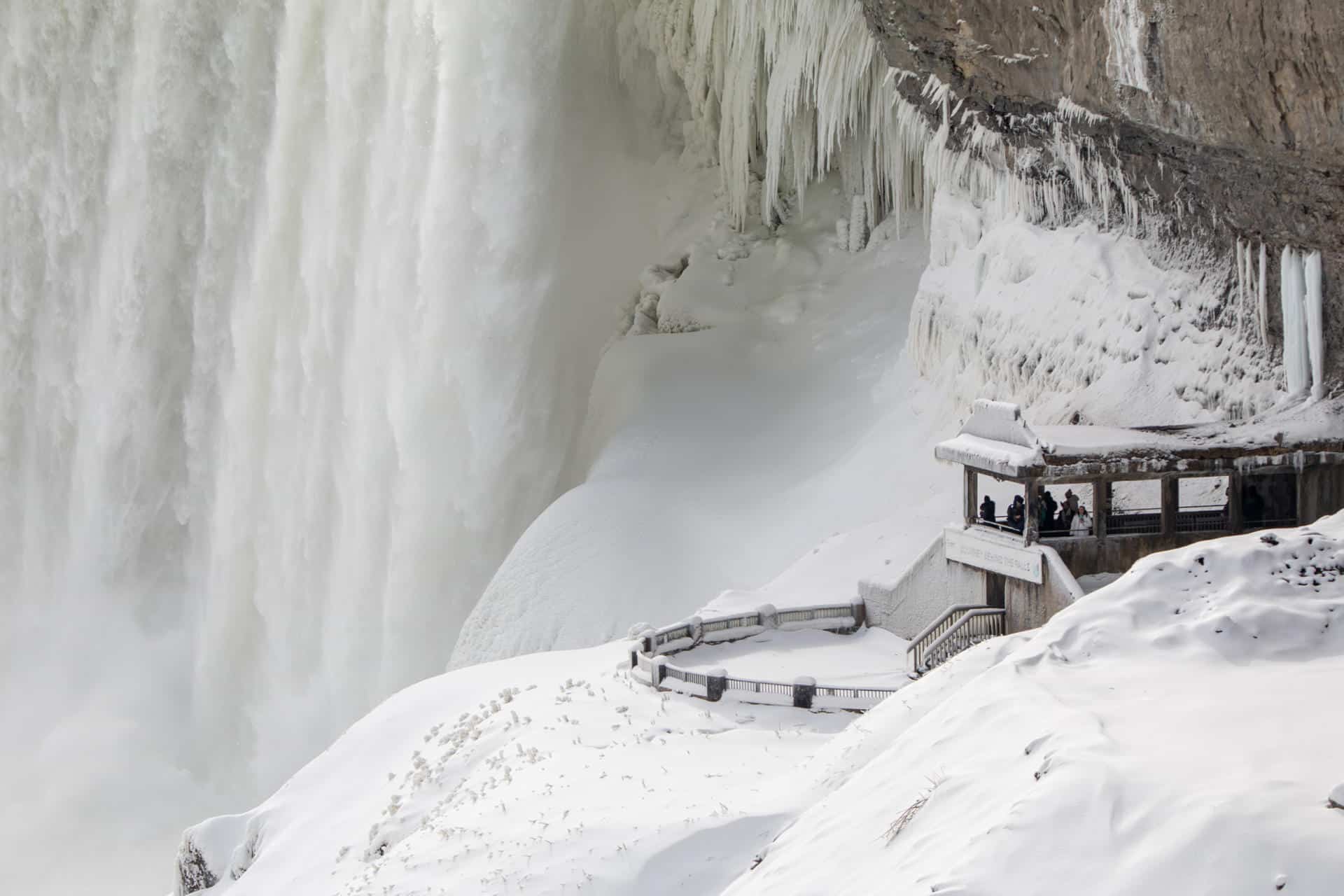Fotografía que muestra la base de las Cataratas del Niágara congelada en su parte canadiense este sábado, en Ontario (Canadá). EFE/ Julio Cesar Rivas