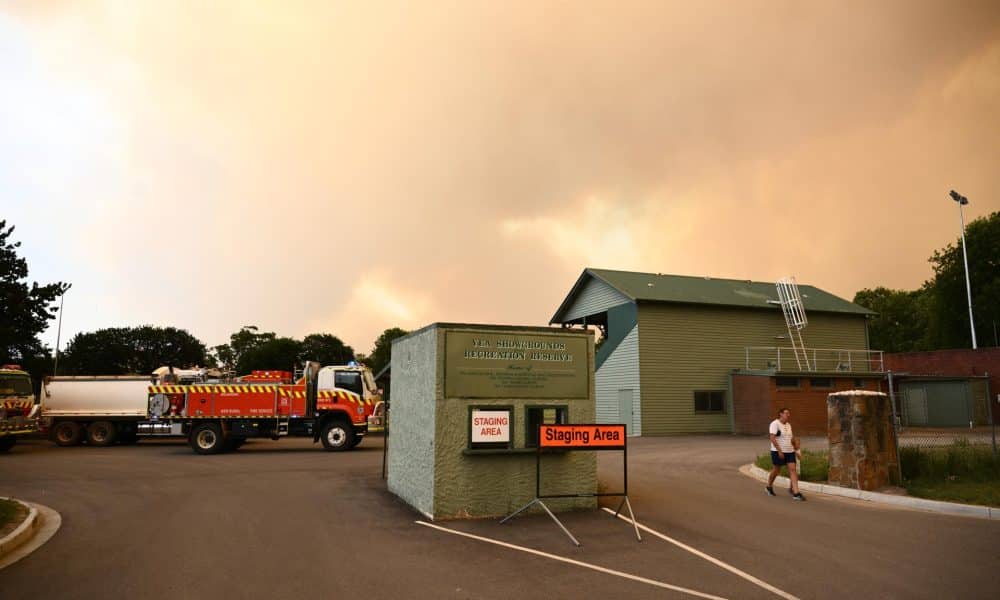VICTORIA (Australia), 09/01/2026.- Smoke billows from the Longwood bushfire at a staging area outside Seymour in Victoria, Australia, 09 January 2026. Property has been destroyed, and people are missing in northeast Victoria amid out-of-control bushfires. Emergency evacuation warnings have been issued by Emergency Management Victoria. EFE/EPA/JOEL CARRETT AUSTRALIA AND NEW ZEALAND OUT