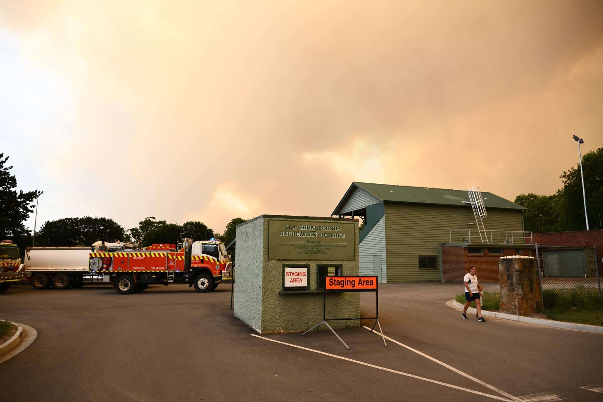 VICTORIA (Australia), 09/01/2026.- Smoke billows from the Longwood bushfire at a staging area outside Seymour in Victoria, Australia, 09 January 2026. Property has been destroyed, and people are missing in northeast Victoria amid out-of-control bushfires. Emergency evacuation warnings have been issued by Emergency Management Victoria. EFE/EPA/JOEL CARRETT AUSTRALIA AND NEW ZEALAND OUT