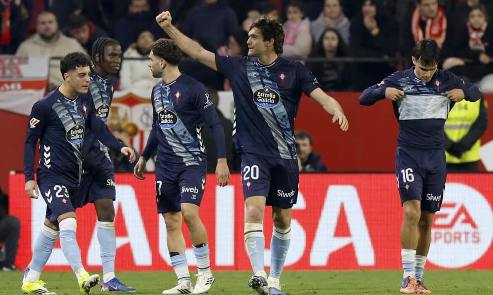 El defensa del Celta de Vigo Marcos Alonso (2d) celebra su gol durante el encuentro correspondiente a la jornada 19 de LaLiga que Sevilla FC y Celta de Vigo disputaron hoy lunes en el estadio Sánchez-Pizjuán, en Sevilla. EFE/ Julio Muñoz.