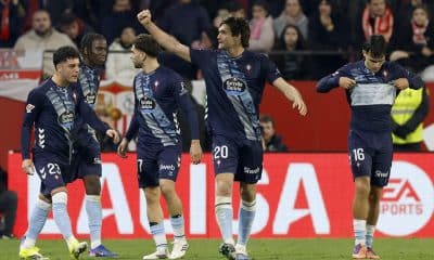 El defensa del Celta de Vigo Marcos Alonso (2d) celebra su gol durante el encuentro correspondiente a la jornada 19 de LaLiga que Sevilla FC y Celta de Vigo disputaron hoy lunes en el estadio Sánchez-Pizjuán, en Sevilla. EFE/ Julio Muñoz.