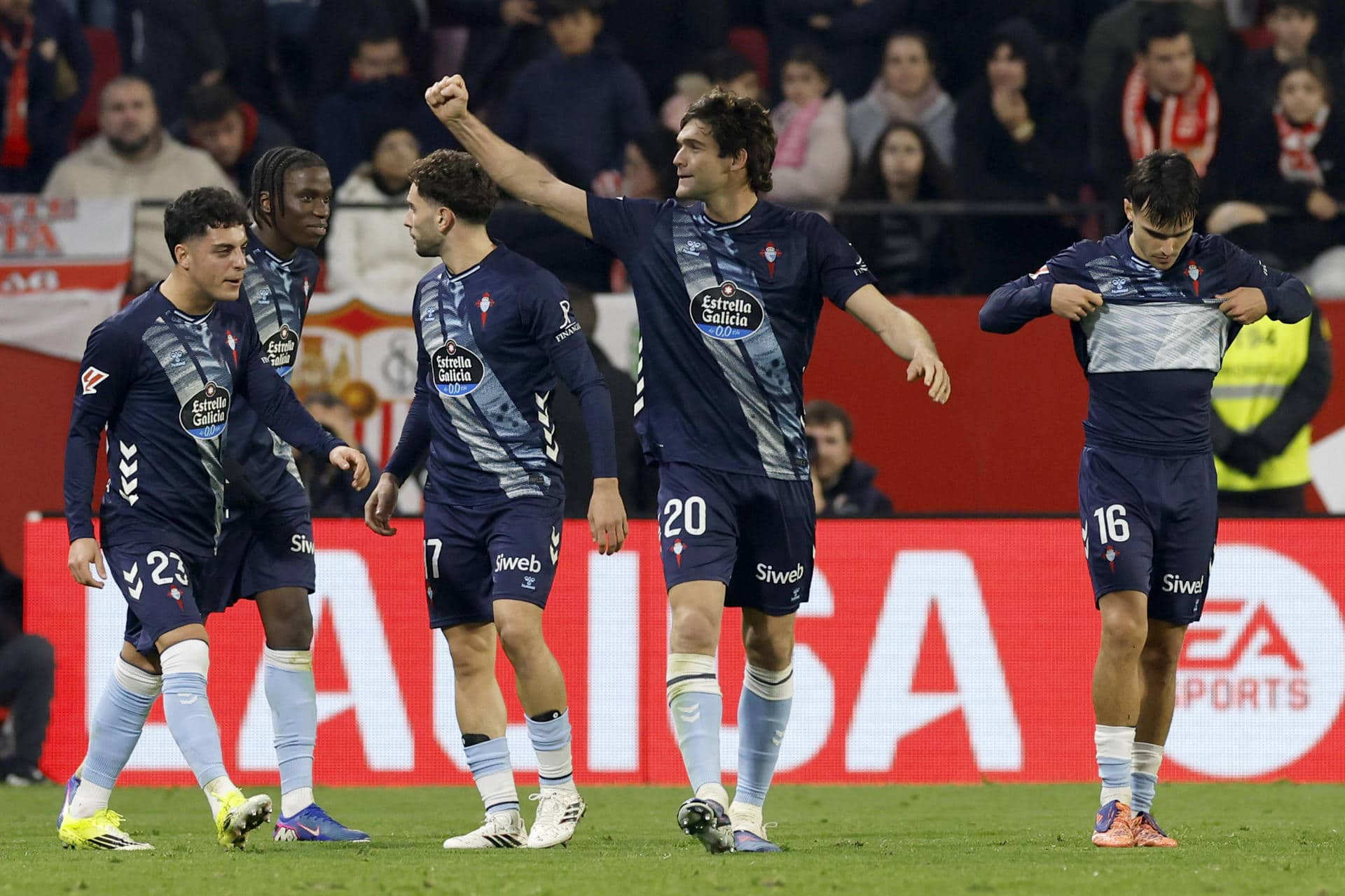El defensa del Celta de Vigo Marcos Alonso (2d) celebra su gol durante el encuentro correspondiente a la jornada 19 de LaLiga que Sevilla FC y Celta de Vigo disputaron hoy lunes en el estadio Sánchez-Pizjuán, en Sevilla. EFE/ Julio Muñoz.