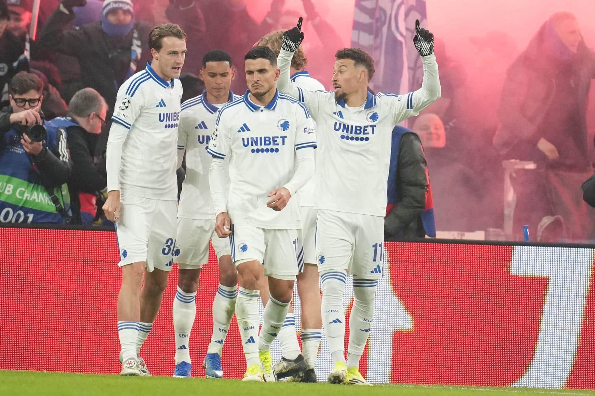 El jugador del Copenhague Jordan Larsson of FC Copenhagen (11) celebra con sus compañeros un gol durante el partido de la UEFA Champions League que han jugado FC Copenhagen y Napoli en el Parken in Copenhagen, Dinamarca. EFE/EPA/Liselotte Sabroe DENMARK OUT