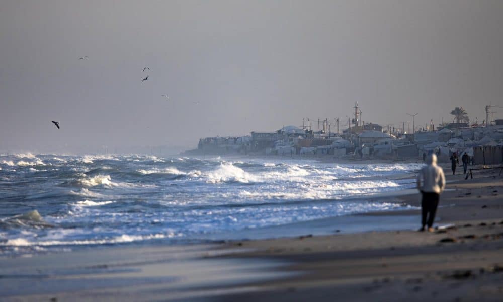 Imagen de tiendas de campaña de desplazados palestinos tomada este jueves en la costa de Jan Yunis, en el sur de la Franja de Gaza. EFE/EPA/Haitham Imad