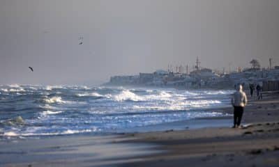 Imagen de tiendas de campaña de desplazados palestinos tomada este jueves en la costa de Jan Yunis, en el sur de la Franja de Gaza. EFE/EPA/Haitham Imad