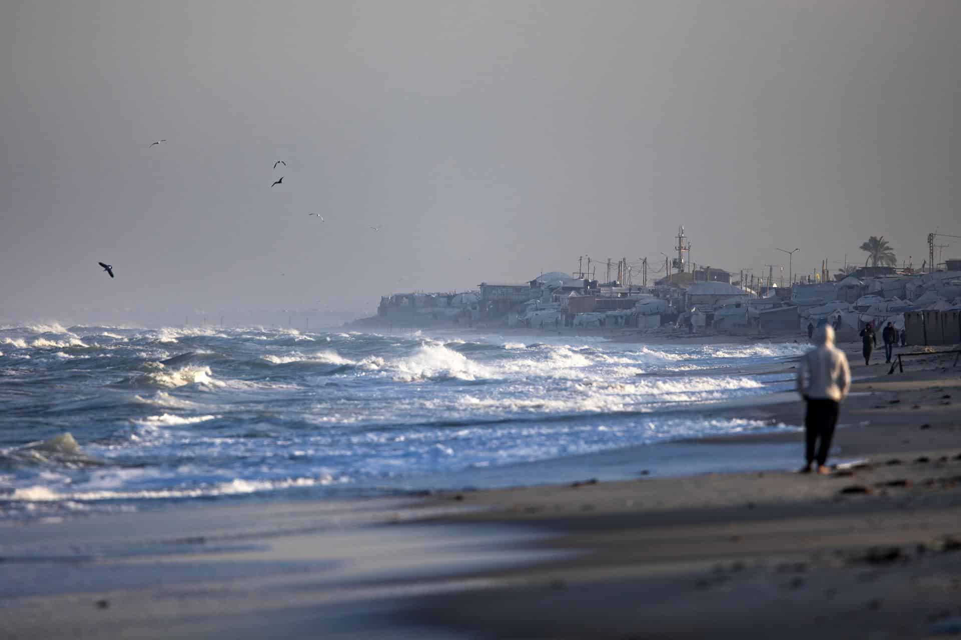 Imagen de tiendas de campaña de desplazados palestinos tomada este jueves en la costa de Jan Yunis, en el sur de la Franja de Gaza. EFE/EPA/Haitham Imad