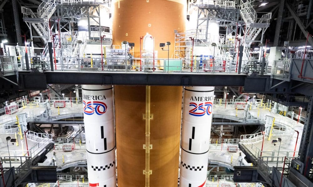 Fotografía del 20 de diciembre de 2025, cedida por la NASA que muestra el cohete SLS (Space Launch System) dentro de la plataforma de lanzamiento número 3 del Edificio de Ensamblaje de Vehículos, en Cabo Cañaveral (Estados Unidos). EFE/ Joel Kowsky / NASA/ SOLO USO EDITORIAL/ NO VENTAS/ SOLO DISPONIBLE PARA ILUSTRAR LA NOTICIA QUE ACOMPAÑA (CRÉDITO OBLIGATORIO)