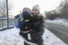 - Tetiana Oleinikova y su hijo de 3 años, Sviatoslav, de camino este lunes a un jardín de infancia en Leópolis (Ucrania). Las familias ucranianas con niños pequeños luchan contra los continuos cortes de electricidad y calefacción en medio de un frío intenso, mientras tratan de proteger a los más vulnerables del impacto acumulado de los ataques rusos. EFE/ Rostyslav Averchuk
