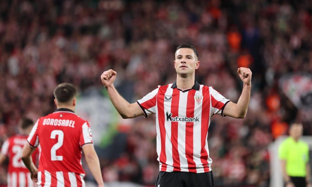 El delantero del Athletic Club Guruzeta celebra el 2-1 conseguido durante el partido de Liga de Campeones disputado entre el Athletic Club de Bilbao y el Sporting de Portugal, este miércoles en San Mamés. EFE/Luis Tejido