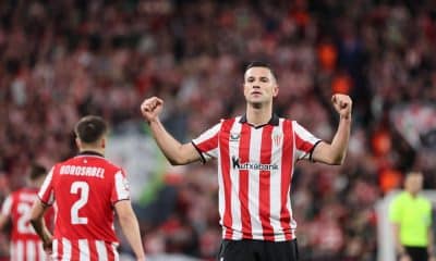 El delantero del Athletic Club Guruzeta celebra el 2-1 conseguido durante el partido de Liga de Campeones disputado entre el Athletic Club de Bilbao y el Sporting de Portugal, este miércoles en San Mamés. EFE/Luis Tejido