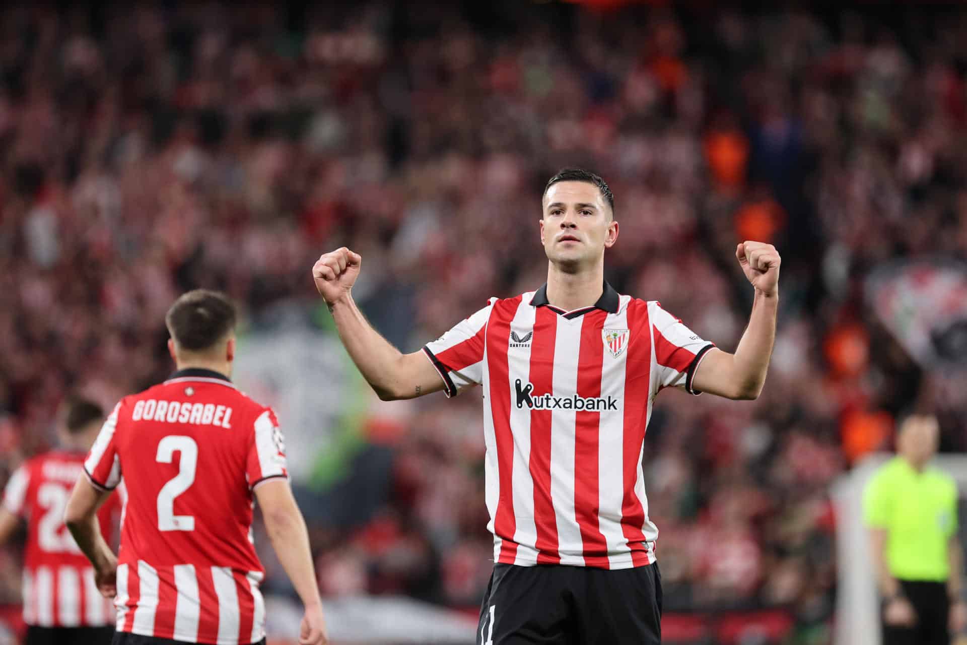 El delantero del Athletic Club Guruzeta celebra el 2-1 conseguido durante el partido de Liga de Campeones disputado entre el Athletic Club de Bilbao y el Sporting de Portugal, este miércoles en San Mamés. EFE/Luis Tejido