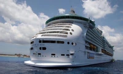 Un crucero fondea cerca de la Isla de Cozumel (México). Imagen de archivo .EFE/Amaranta Prieto