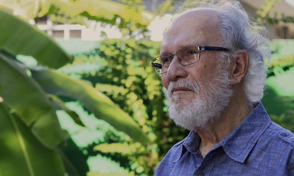Fotografía del 14 de enero de 2026 que muestra al cineasta puertorriqueño Jacobo Morales posando durante una entrevista, en San Juan (Puerto Rico). EFE/ Thais Llorca