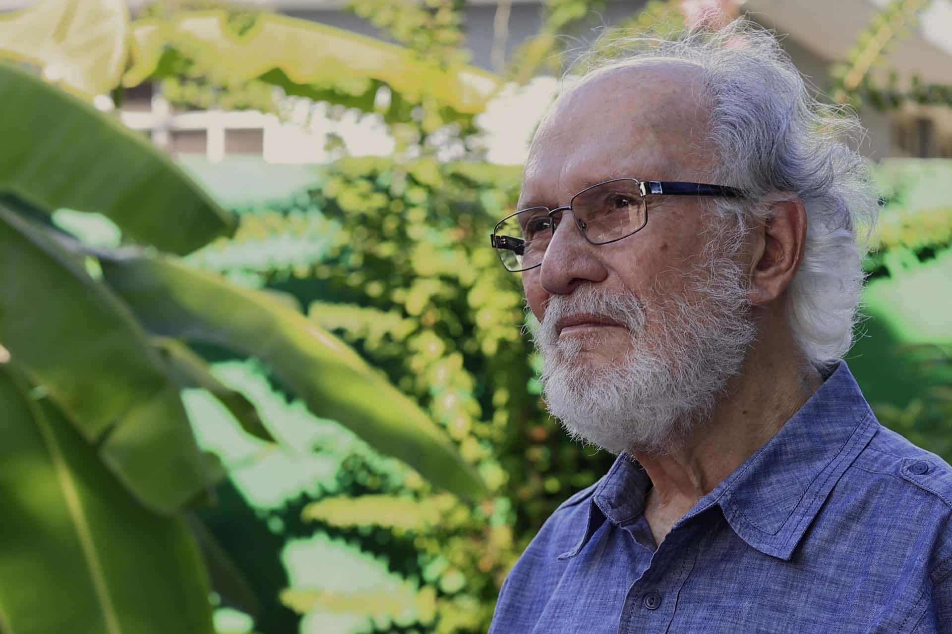 Fotografía del 14 de enero de 2026 que muestra al cineasta puertorriqueño Jacobo Morales posando durante una entrevista, en San Juan (Puerto Rico). EFE/ Thais Llorca