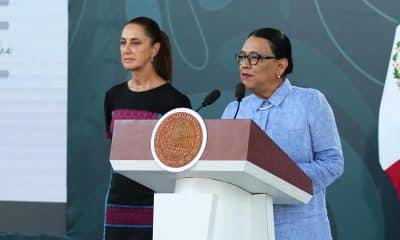 La secretaria de Gobernación de México, Rosa Icela Rodríguez (d), habla durante una rueda de prensa junto a la presidenta de México, Claudia Sheinbaum, este viernes en Acapulco (México). EFE/ David Guzmán