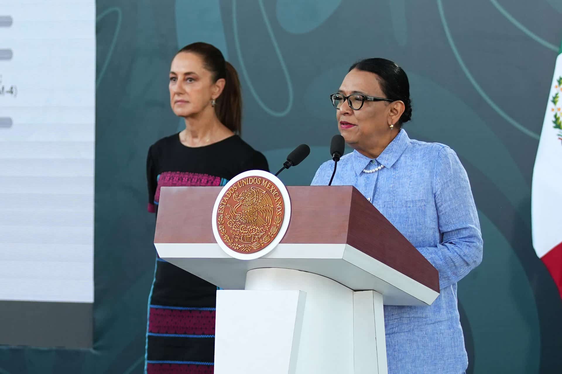 La secretaria de Gobernación de México, Rosa Icela Rodríguez (d), habla durante una rueda de prensa junto a la presidenta de México, Claudia Sheinbaum, este viernes en Acapulco (México). EFE/ David Guzmán