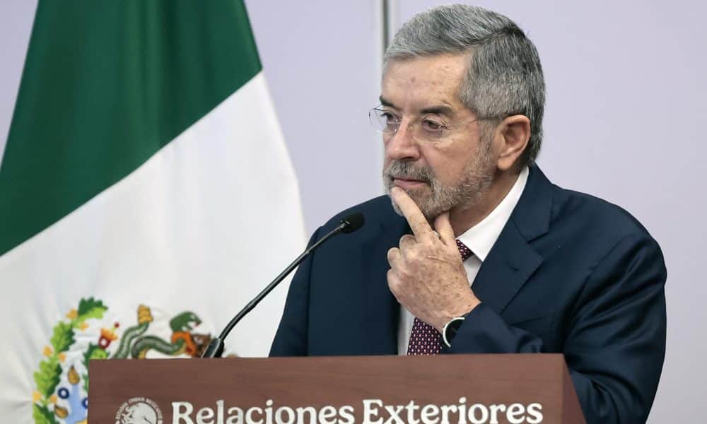 Fotografía de archivo del secretario de Relaciones Exteriores de México, Juan Ramón de la Fuente, hablando en una rueda de prensa en la Cancillería de México, en Ciudad de México (México). EFE/ José Méndez