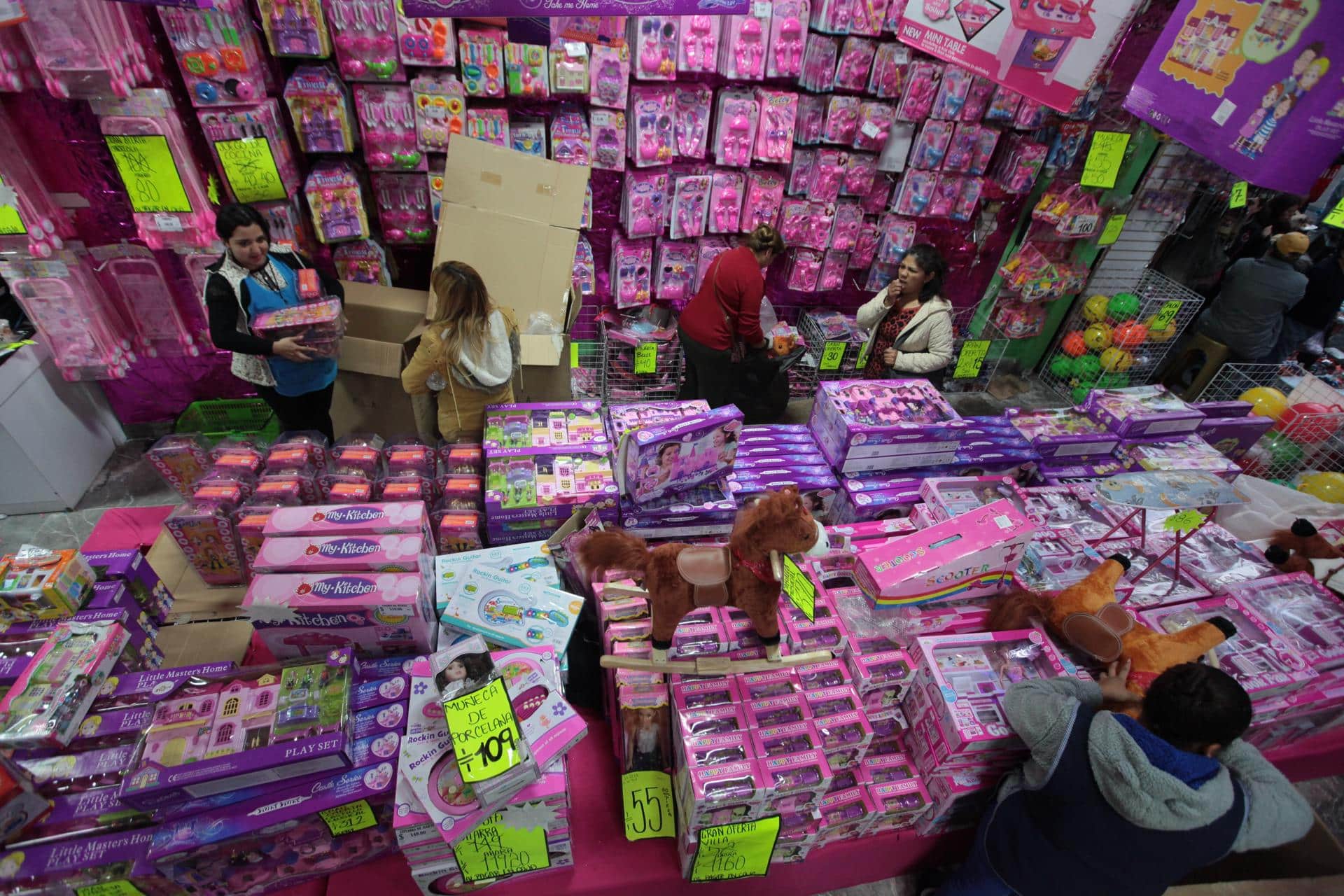 Varias personas acuden a una juguetería ell 4 de enero para comprar los regalos de los niños que esperan la llegada de los Reyes Magos en Ciudad de México (México). Imagen de archivo. EFE/Sáshenka Gutiérrez