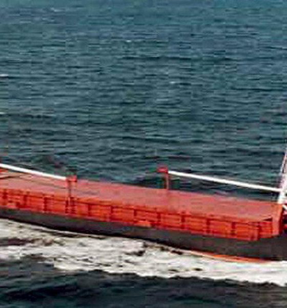 Fotografía de un carguero navegando en alta mar. EFE