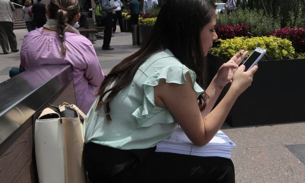 Una persona llena una solicitud de empleo en Ciudad de México (México). Fotografía de archivo. EFE/Mario Guzmán