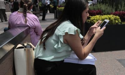 Una persona llena una solicitud de empleo en Ciudad de México (México). Fotografía de archivo. EFE/Mario Guzmán